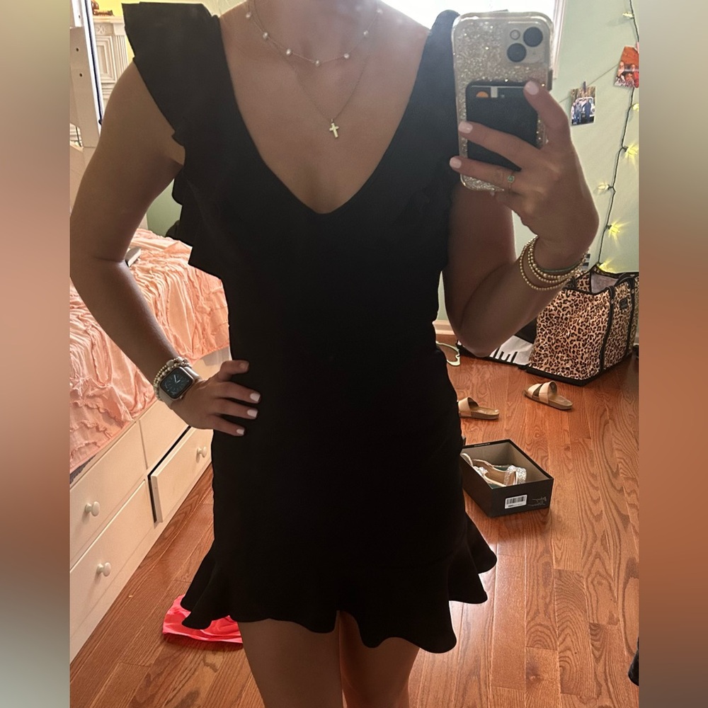 Brand new selfie Leslie super cute black dress!
